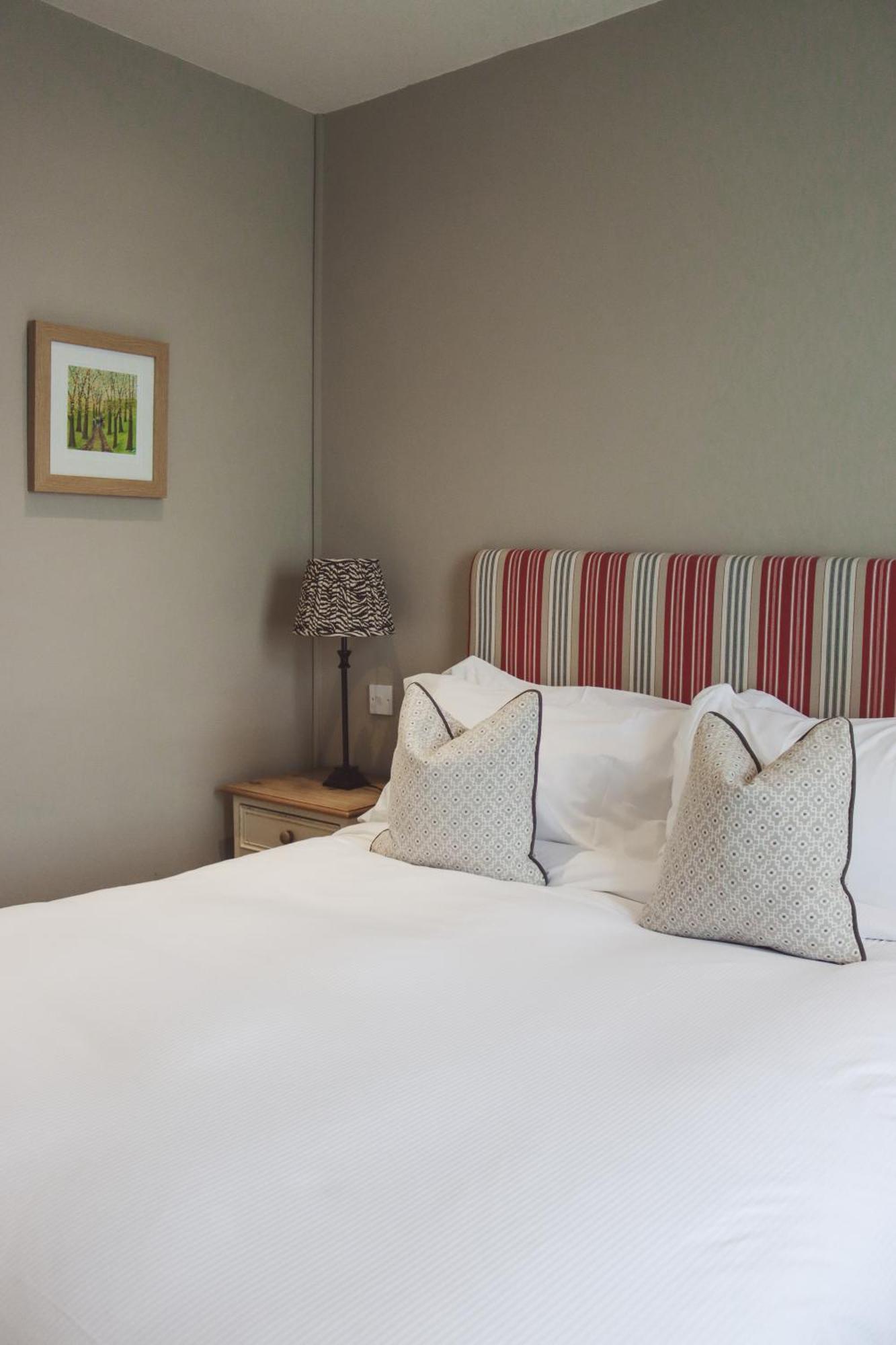 Longlands Inn & Cottages Carnforth Exterior photo A bedroom at The Old Inn