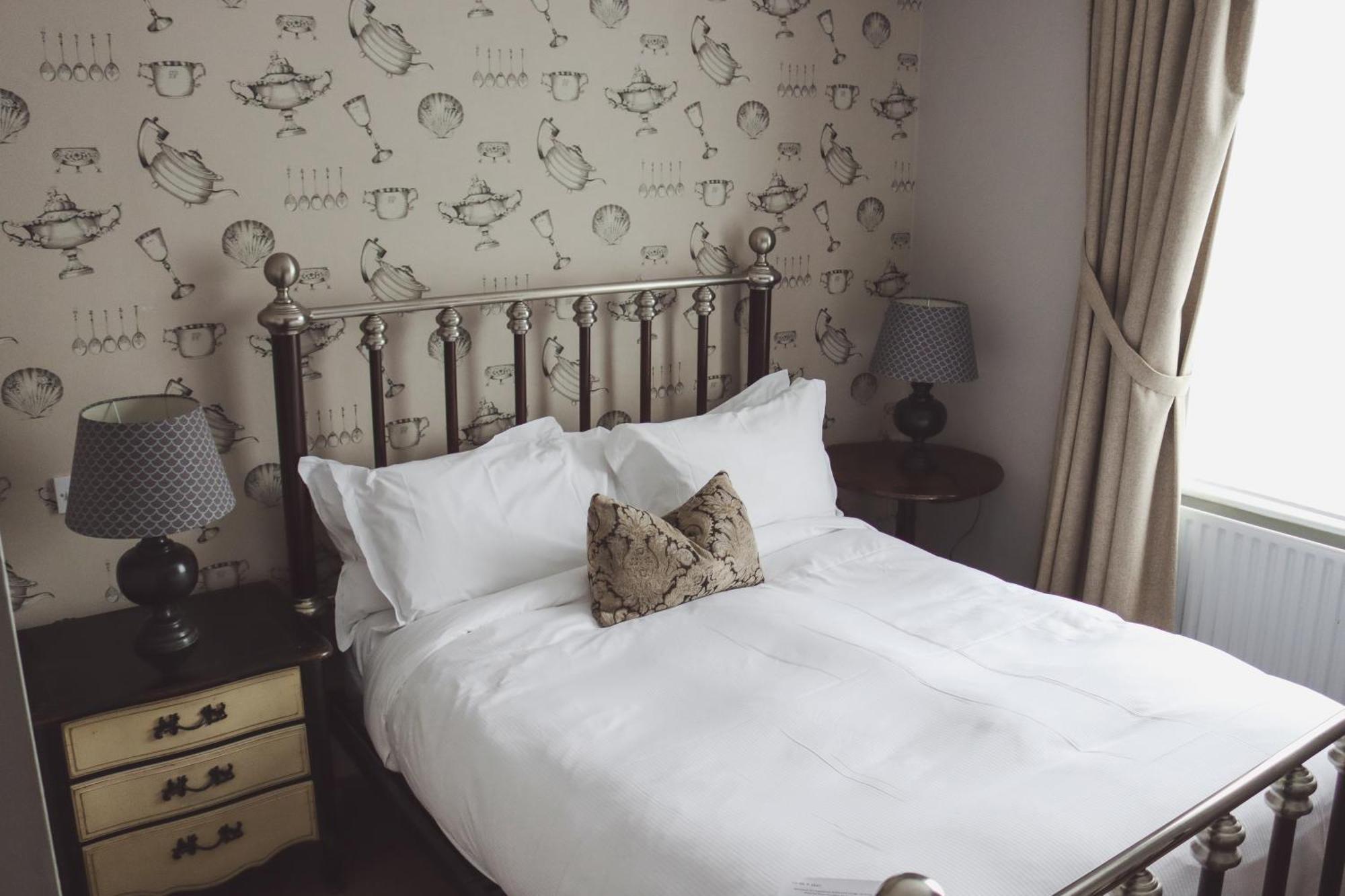 Longlands Inn & Cottages Carnforth Exterior photo A bedroom at the hotel