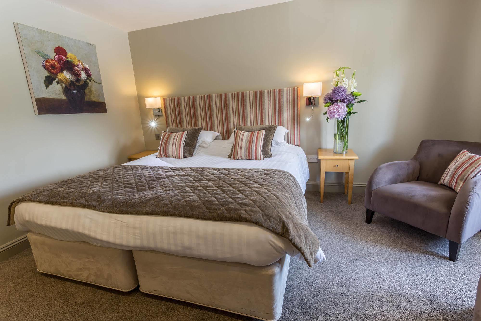 Longlands Inn & Cottages Carnforth Exterior photo A bedroom at the hotel