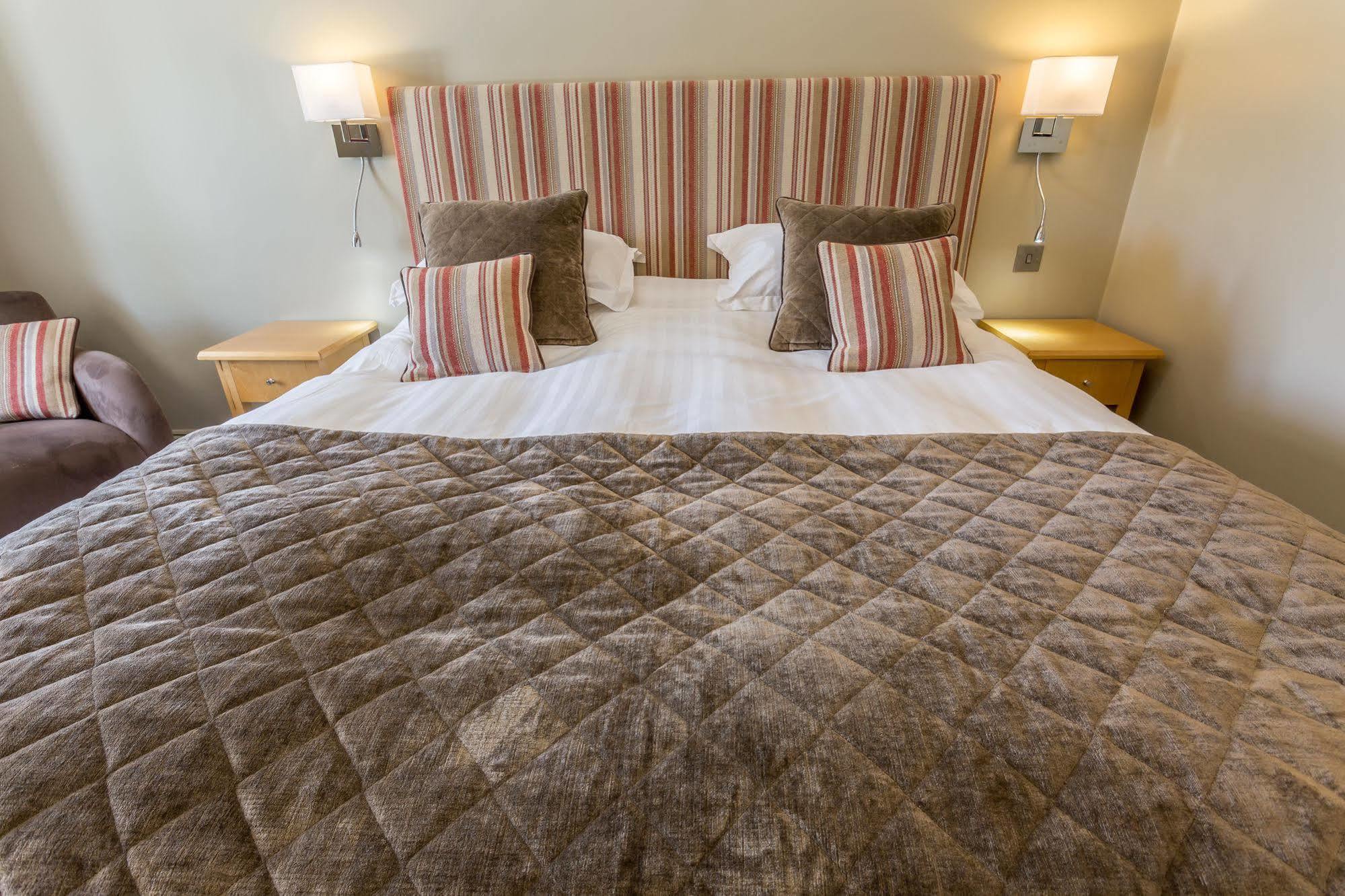 Longlands Inn & Cottages Carnforth Exterior photo A bed with a duvet